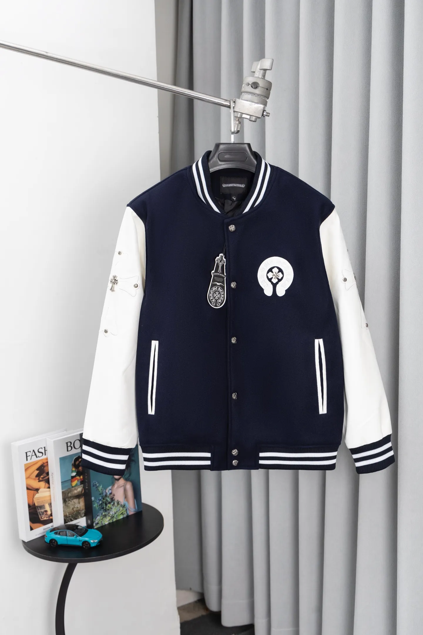 P370 Model No.: S015 Chromehearts/Cro Hearts Cross Embroidered Letters Leather Sleeves Spliced ​​Baseball Jacket Channel Boutique The most popular baseball jacket among fashionable men and fashionable women. There are versions at all levels in the market (you must compare the details). The most powerful quality control has been producing and researching baseball uniforms for 7 years. The details are exquisite. With it, you are the most beautiful boy in the world. The paint-coated full-face four-button buckle (button with LOGO), the average weight of the fabric is nearly 900 grams, and it is made of wool + eyeliner blended, custom-woven and dyed wool with high color fastness. The lining is made of silky and delicate cupro fiber! The texture is thick, the color is more uniform and beautiful, and the sharp edges and corners are full of three-dimensionality, showing laziness, casualness, and youthful vitality! Color: Black Navy Size: S-XL